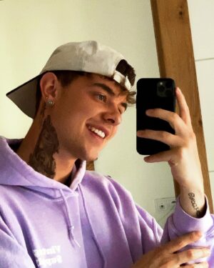 Jonas Ems Instagram - Küsse an euch vom Dreh 🤭 Schaut euch mal das letzte Bild an, wie kann etwas bitte so wunderschön sein? 🥺🏞