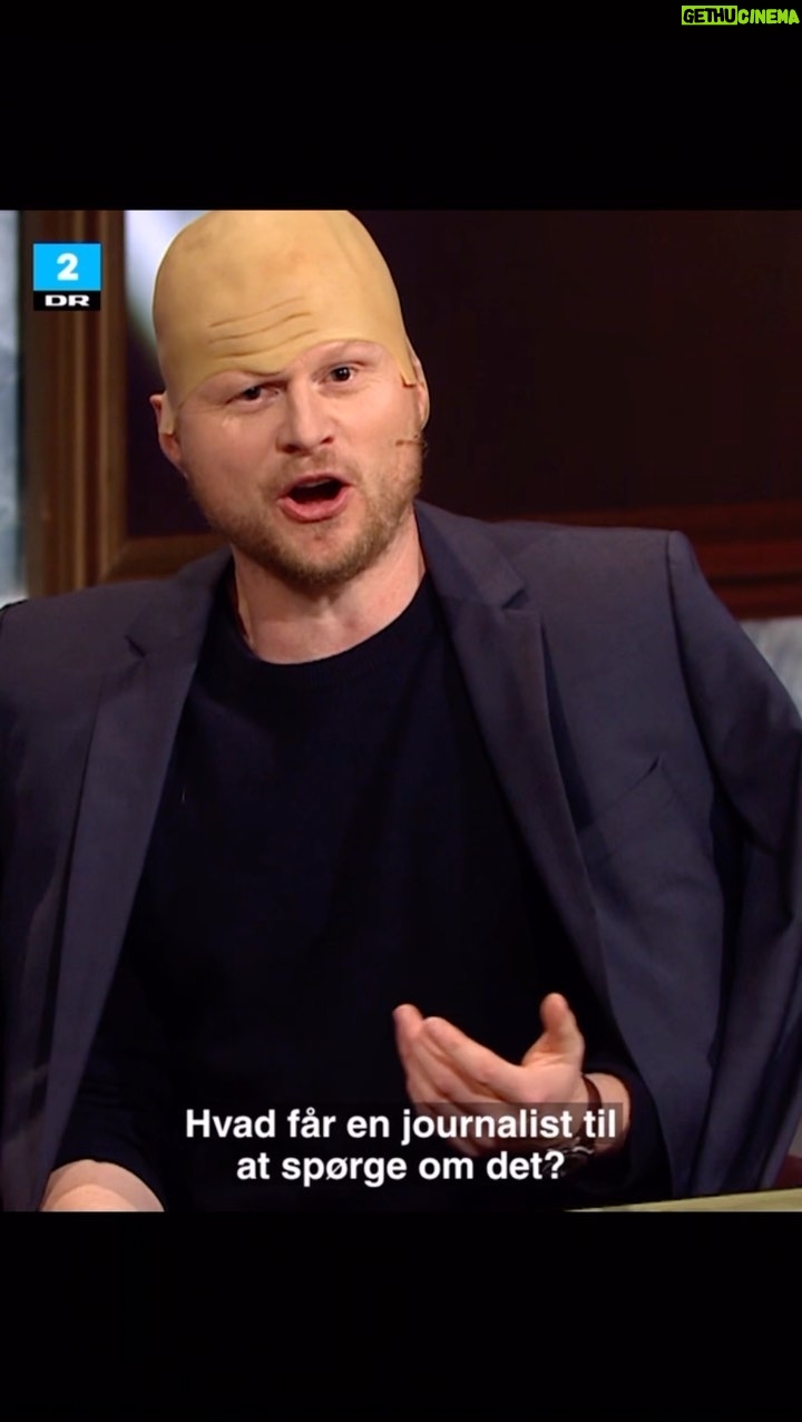 Jonatan Spang - 1.8K Likes - I lyset af et blåt nederlag på valgnatten fortsatte Søren Pape sin fremragende kommunikationsstrategi fra valgkampen: at angribe tarvelige spørgsmål fra journalister. Det var GARANTERET også en journalist fra EkstraBladet, der kunne finde på at stille så latterligt et spørgsmål, som “går du af som formand?”