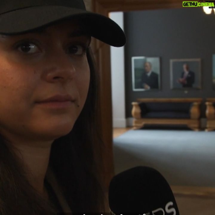 Jonatan Spang - 2.1K Likes - Det er ikke altid, politikerne tager telefonen, når vi ringer. Så da Folketinget åbnede, sendte jeg demokratiets vagthund, @camillaboraghi, ud for at jagte nogle svar ud af politikerne på Christiansborg.