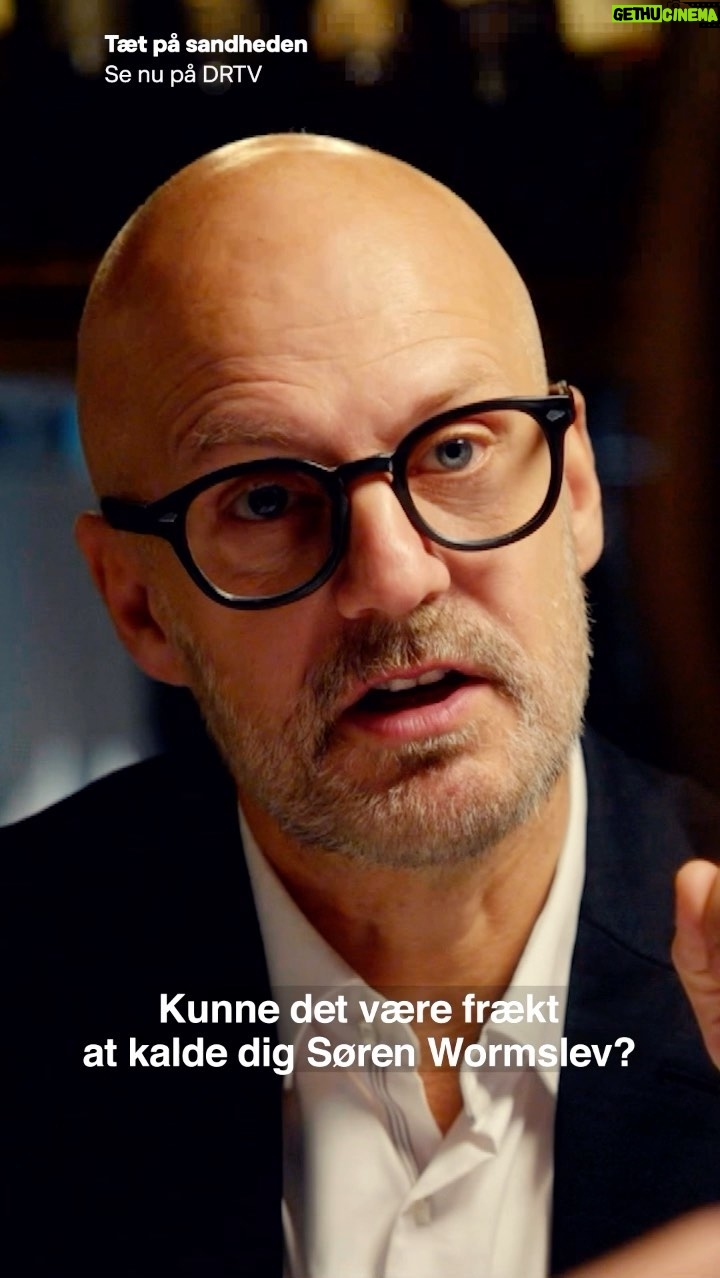 Jonatan Spang - 1.8K Likes - @rasmusprehn er jo bare klar over, at jo højere kvalitet af vin, man får, des højere kvalitet af dybe samtaler får man også med “journalister” og “erhvervsmænd”.