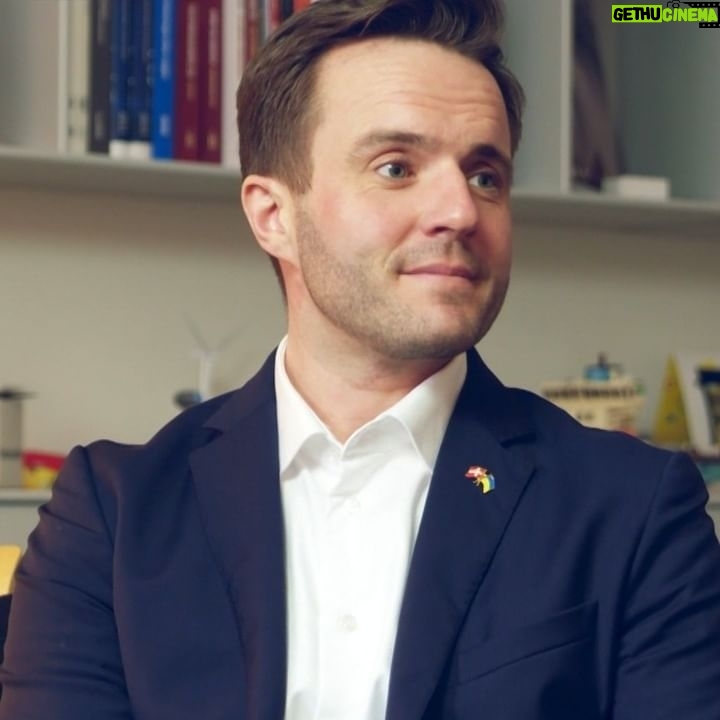 Jonatan Spang - 1.3K Likes - Vi mangler hver fjerde soldat, hvilket fik Forsvaret til selv foreslå initiativer for at tiltrække flere forskellige mennesker til slagmarken. Men det må ikke blive for mangfoldigt, altså hvis det står til Socialdemokratiets forsvarsordfører, Simon Kollerup.