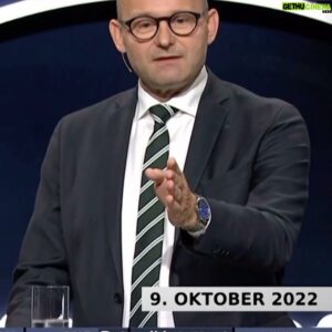 Jonatan Spang Instagram - Sammenlignede @soren_pape Grønland og Afrika?! Nej hvor tarveligt!... Over for… Den ene af parterne… Som jeg, af politisk korrekte årsager, ikke har lyst til at påpege, hvem er. 
Heldigvis gav han er række forskellige slags “undskyld” dagene efter.

Se hele udrulningen af Papes Ikarosfærd i vores onsdagsprogram af Tæt på sandheden