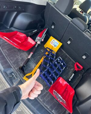 Jonathan Fortin Instagram - Check le p’tit kit d’essentiel pour auto à Audrey! 

Tout ce qu’elle a besoin pour se déprendre si jamais son char se fait enterrer! ❄️🤪 Merci @garant_tools !

#pub #garant #FaitAuQuebec