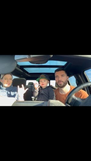 Jonathan Fortin Instagram - Leo « yo men » vole la vedette encore 😂❤️❤️

On a fait un p’tit vlog en allant se magasiner des kits pour les partys de Noël chez @aubainerie 

Mon Black Mountain a pas sonné en rentrant mais y m’a fait peur en sortant 😂😂 

Ceci dit, ça vaut la peine d’aller faire un tour en famille avant les fêtes, y’a plein de choix pour que tout le monde soit sur son plus beau jour pour les partys! 🎉

Joyeuses Fêtes!! 

@aubainerie_homme @aubainerie_enfant #pub #BlackMountain