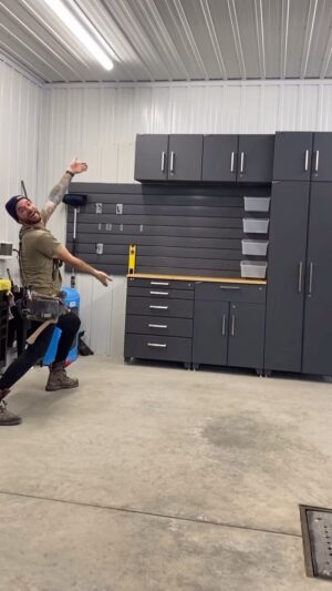 Jonathan Fortin Instagram - On a installé nos nouvelles armoires en acier robuste Proslat Elite de chez @rona.ca , pis ça change tout! 🤩

On commence l’année avec un garage tellement clean!  Tu peux choisir les modules que tu veux selon tes besoins et ton budget pour optimiser ton espace de rangement!
 
C’est disponible sur le site de RONA ! J’ai ajouté les liens dans mes stories. 
 
#pub #partenaire #rona #proslat