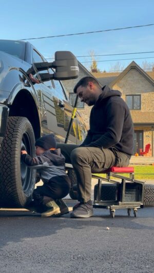 Jonathan Fortin Instagram - Leo le mécano vous rappelle de changer pour vos pneus d’hiver avant le 1er décembre! 🤪❄️

Pis si vous voulez rouler l’esprit tranquile cet hiver, on vous conseille les pneus Nokian Tyres! On a choisi les Hakkapeliitta R5 SUV sur nos deux vehicules pour le comfort et la stabilité! Pas de chance à prendre avec la sécurité de ma famille surtout avec le 2e 👶🏻 qui arrive en janvier! 🥹

Merci pour ça @nokiantyresna 

 

#pub #NokianTyres #pneusdhiver