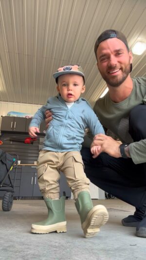 Jonathan Fortin Instagram - Leo au parc avec Pôpa 🥹❤️

On a chacun notre petit kit Black Mountain en plus!

☀️Fun fact: La collection pour enfant et bébé « Moskito » de BM offre une protection anti rayon UV sur beaucoup de chandails et pantalons! 

(La collection pour adultes aussi dans le fond… J’trouve juste que c’est encore plus utile sur les vêtements à Leo 🤷🏻‍♂️)

@aubainerie @aubainerie_homme #blackmountain #aubainerie #aubainerie_homme #pub