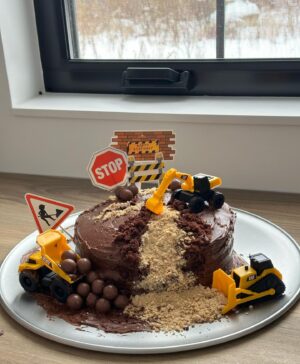 Jonathan Fortin Instagram - C’était sa fête, y’a mangé avec sa pelle😭😍

***le boute serieux -> J’suis tellement fier de mon grand! C’est capoté ce qu’y nous fait vivre ❤️❤️❤️ On t’aime Leo

Mention spéciale au gâteau que maman a fait 🤩 @audreeyannb