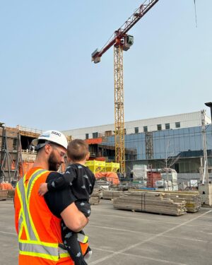 Jonathan Fortin Instagram - La grue à popa🏗️ 

Ces photos là, dans 20 ans, ça va me faire brailler 🥹

*On est dans le stationnement l’autre côté… Évidemment que j’aurais pas apporté un bebé en pyjama sur un chantier 🤪*