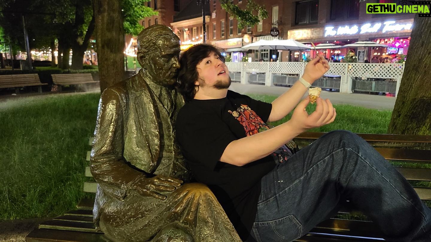 Jonathan Jafari - 66K Likes - Get you a man who holds you like this and never lets go (seriously I need the jaws of life)