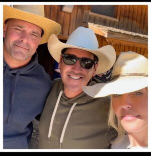 Jonathan Knight Instagram - Just landed in Texas and saw @sarahbaeumler post! Yee Haw.!!! Let’s rock this block!