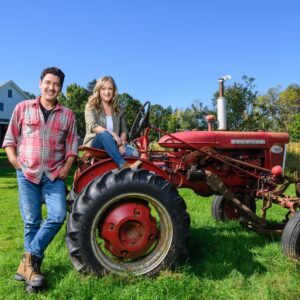 Jonathan Knight Instagram - 🚨 This iconic duo is BACK for Season 3 of #FarmhouseFixer. 🚨The fun begins Tuesday, April 23 at 9|8c. 🚜🏡