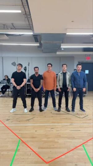Jonathan Knight Instagram - Heading into the weekend like. 🕺🏼🕺🏻🕺🏻🕺🏻🕺🏻🤖❤️♾💫✨🤟🏼

#inspiration #dance #fun #motivation #weekend #love #boyband