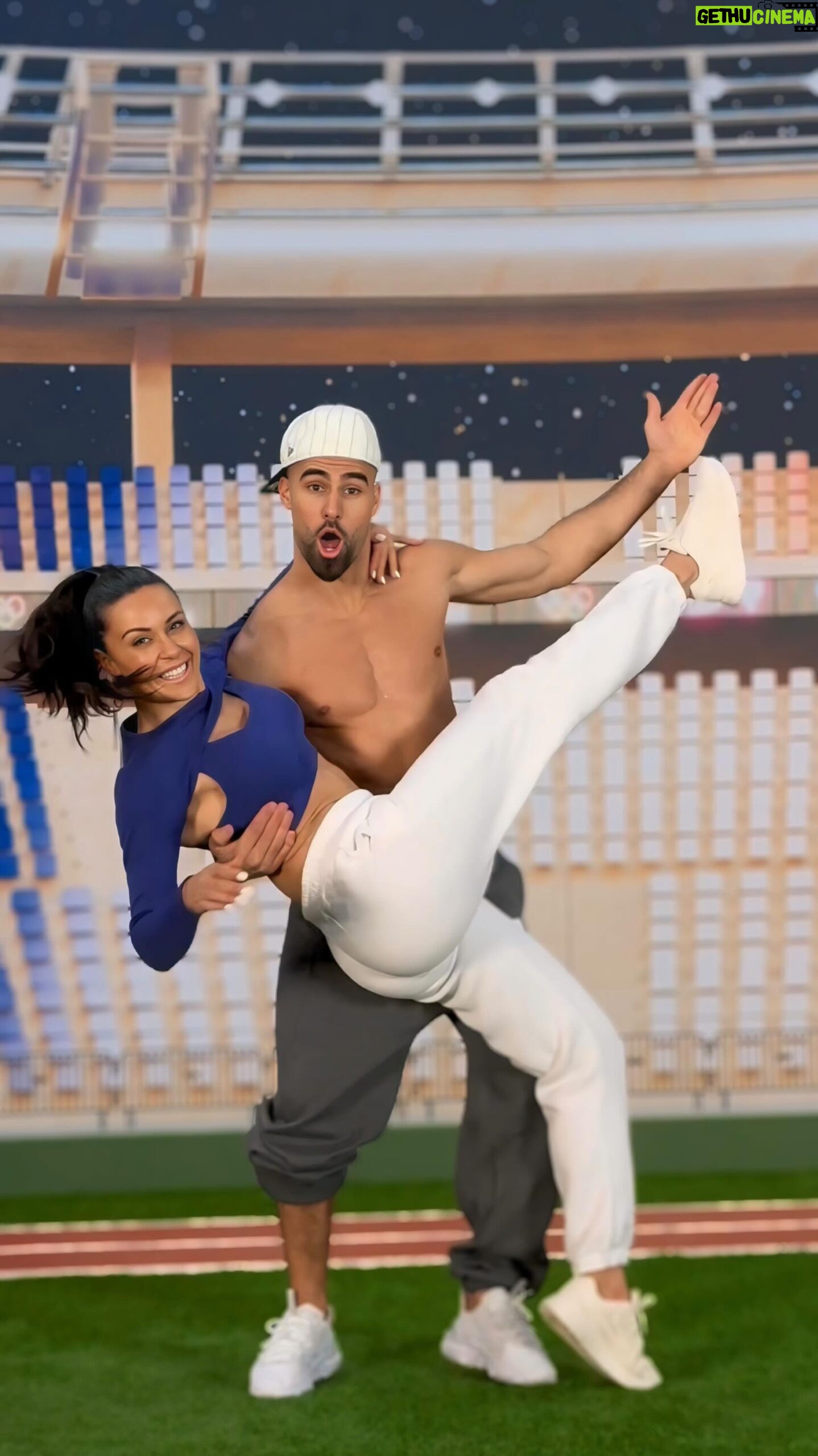 Jonathan Matijas - 11.1K Likes - On te dévoile les tenues !🥇
Découvre notre nouveau programme SUMMER EXPRESS de 2 semaines, directement inspiré des 8 sports les plus sexy au monde (défini objectivement selon nos critères) 🏋️♀️
⚽️ Le football
🥋 Les sports de combat
🥊 La boxe
💃🏻 La danse
🤸♀️La Ggymnastique
🏃♀️ L’athlétisme
🏀 Le Basket-ball
🏈 Le football américain
Alors, prête à transpirer et à t’amuser sur nos 8 séances spéciales ? 💪 Dis-nous quels sports sont tes préférés, on te dira les nôtres dans un prochain post ;)
👉 Lien dans la bio t’inscrire à notre programme. Let’s go !
#Challenge2Semaines #Transformation #QuelAthlèteEsTu #SportFun #JO #JeunesMamans #PerteDePoids #Fitnesscamp #summerbodychallenge
