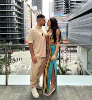 Jonathan Matijas Instagram - WELCOME TO MIAMI 🇺🇸

Depuis plusieurs jours déjà on kiffe l’aventure américaine ! Ma chérie a vécu ici donc c’est notre guide touristique 😉

Je la soupçonne d’ailleurs de tout faire@pour me convaincre de venir emménager ici 📦

RDV Dimanche 4 Février pour un VLOG SPÉCIAL MIAMI ✈️
On a hâte de partager avec vous ce voyage, toutes nos découvertes et les incroyables moments que nous vivons 🤩

Qui connaît Miami ? Donnez-nous vos ressentis et pourquoi pas vos conseils, on a encore plusieurs jours pour les suivre 🤗

PS : on sait que beaucoup attendent d’en savoir plus pour les chiens de ma chérie, il y a beaucoup à dire mais promis tout sera clair 🙏🏻

#miami #holiday #usa #couplelove #couplegoals #miamibeach #brickellmiami #brickell