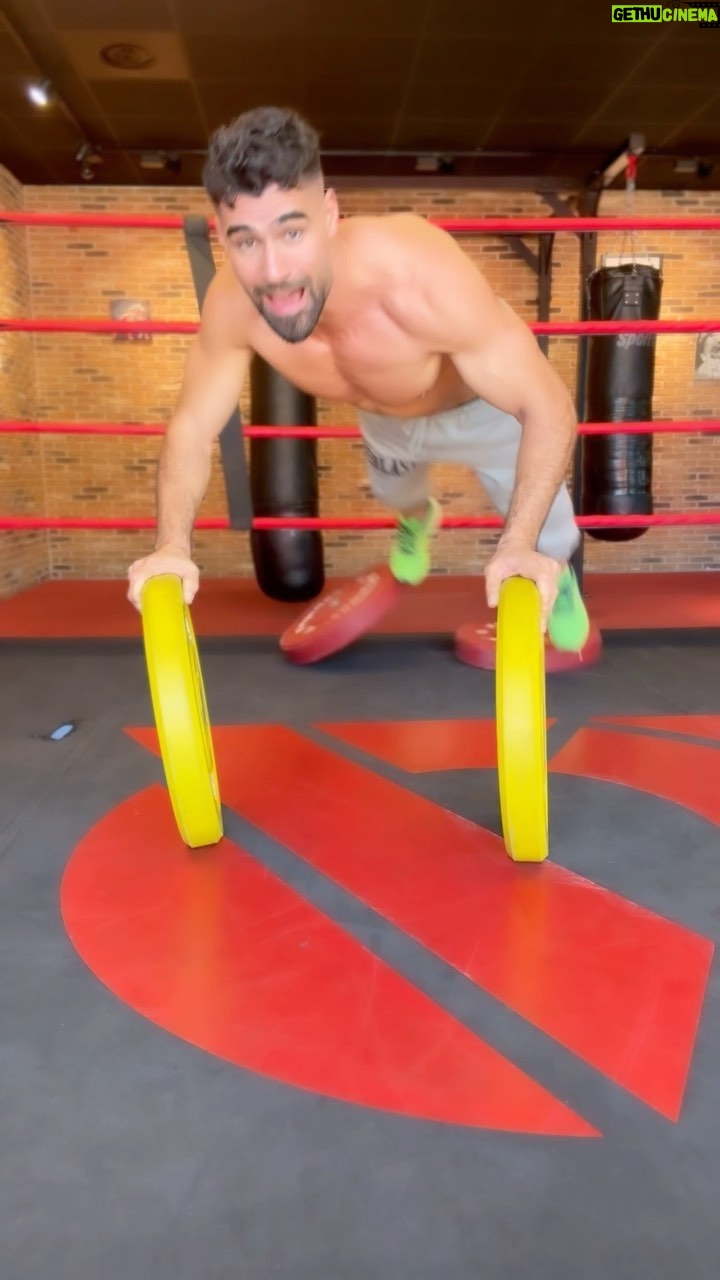 Jonathan Matijas - 5.3K Likes - Jamais abandonner 😠
« Soit j’y arrive Soit je dors ici » voilà ce que je me suis dit, et vu qu’ils ferment à minuit je me suis un peu dépêché 😅
Tague quelqu’un que tu challenges de relever ce défi !
#challenge #pushup #pushupchallenge