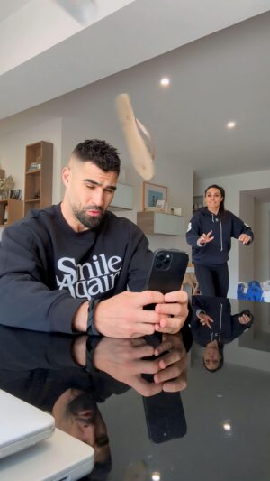 Jonathan Matijas Instagram - La dernière fait mal 🤕

#challenge #trust #mywife #couplelove #couplegoal #couplefun