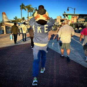 Jonathan Matijas Instagram - Notre voyage en FLORIDE ✈️

Retour en images sur notre nouveau vlog dispo dès maintenant sur notre chaîne YouTube « Un mec, Une meuf » (lien dans la bio)

Quelle est votre photo préférée ? 📸

1: devant la mythique entrée de @universalorlando ! Un lieu magique qu’on a surkiffé 🤩
2: pour la première fois j’ai été dans un stand de tir et du coup je peux affirmer que les acteurs dans les films qui tiennent des mitraillettes à une main sont des mythos 🔫
3: match de @nba une des plus folles expériences de ma vie ! Même si les @miamiheat ont perdu c’était fantastique 🏀
4: 0n est loin d’être des pros mais très très bonne
rigolade à @miamitopgolf ⛳️
5: à chaque étape notre fils a adoré ! Il s’émerveille de tout et en particulier à @universalorlando 🤩
6: cette vue atypique de Miami nous faisait voyager à chaque fois qu’on y posait les yeux depuis notre terrasse 🌇

Je vous souhaite de voyager les amis, le monde est vaste et regorge de découvertes époustouflantes !

#miami #heat #topgolf #orlando #universalstudios
#universalorlando #vlog #unmecunemeuf #tir #shoot #usa #floride