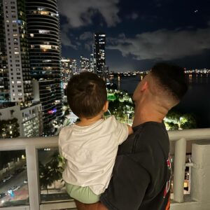 Jonathan Matijas Instagram - Notre voyage en FLORIDE ✈️

Retour en images sur notre nouveau vlog dispo dès maintenant sur notre chaîne YouTube « Un mec, Une meuf » (lien dans la bio)

Quelle est votre photo préférée ? 📸

1: devant la mythique entrée de @universalorlando ! Un lieu magique qu’on a surkiffé 🤩
2: pour la première fois j’ai été dans un stand de tir et du coup je peux affirmer que les acteurs dans les films qui tiennent des mitraillettes à une main sont des mythos 🔫
3: match de @nba une des plus folles expériences de ma vie ! Même si les @miamiheat ont perdu c’était fantastique 🏀
4: 0n est loin d’être des pros mais très très bonne
rigolade à @miamitopgolf ⛳️
5: à chaque étape notre fils a adoré ! Il s’émerveille de tout et en particulier à @universalorlando 🤩
6: cette vue atypique de Miami nous faisait voyager à chaque fois qu’on y posait les yeux depuis notre terrasse 🌇

Je vous souhaite de voyager les amis, le monde est vaste et regorge de découvertes époustouflantes !

#miami #heat #topgolf #orlando #universalstudios
#universalorlando #vlog #unmecunemeuf #tir #shoot #usa #floride