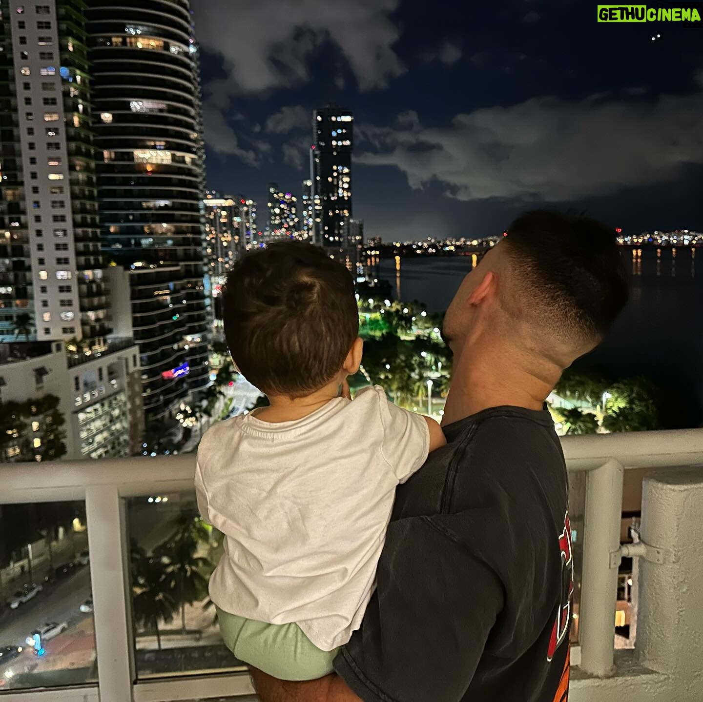Jonathan Matijas - 16.3K Likes - Notre voyage en FLORIDE ✈️
Retour en images sur notre nouveau vlog dispo dès maintenant sur notre chaîne YouTube « Un mec, Une meuf » (lien dans la bio)
Quelle est votre photo préférée ? 📸
1: devant la mythique entrée de @universalorlando ! Un lieu magique qu’on a surkiffé 🤩
2: pour la première fois j’ai été dans un stand de tir et du coup je peux affirmer que les acteurs dans les films qui tiennent des mitraillettes à une main sont des mythos 🔫
3: match de @nba une des plus folles expériences de ma vie ! Même si les @miamiheat ont perdu c’était fantastique 🏀
4: 0n est loin d’être des pros mais très très bonne
rigolade à @miamitopgolf ⛳️
5: à chaque étape notre fils a adoré ! Il s’émerveille de tout et en particulier à @universalorlando 🤩
6: cette vue atypique de Miami nous faisait voyager à chaque fois qu’on y posait les yeux depuis notre terrasse 🌇
Je vous souhaite de voyager les amis, le monde est vaste et regorge de découvertes époustouflantes !
#miami #heat #topgolf #orlando #universalstudios
#universalorlando #vlog #unmecunemeuf #tir #shoot #usa #floride