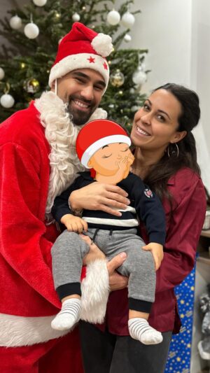 Jonathan Matijas Instagram - Loüka rencontre Papa Noël 🎅

Chaque foyer son papa Noël, il est trop jeune pour comprendre mais notre fils vient de vivre la magie de Noël en famille et a rencontré son papa Noël à lui ❤️

On espère que vous avez tous passé un Noël magique !
Grosse pensée à tous les enfants du monde qui vivent des moments difficiles 🙏🏻

#noel2023 #papanoel #christmas2023