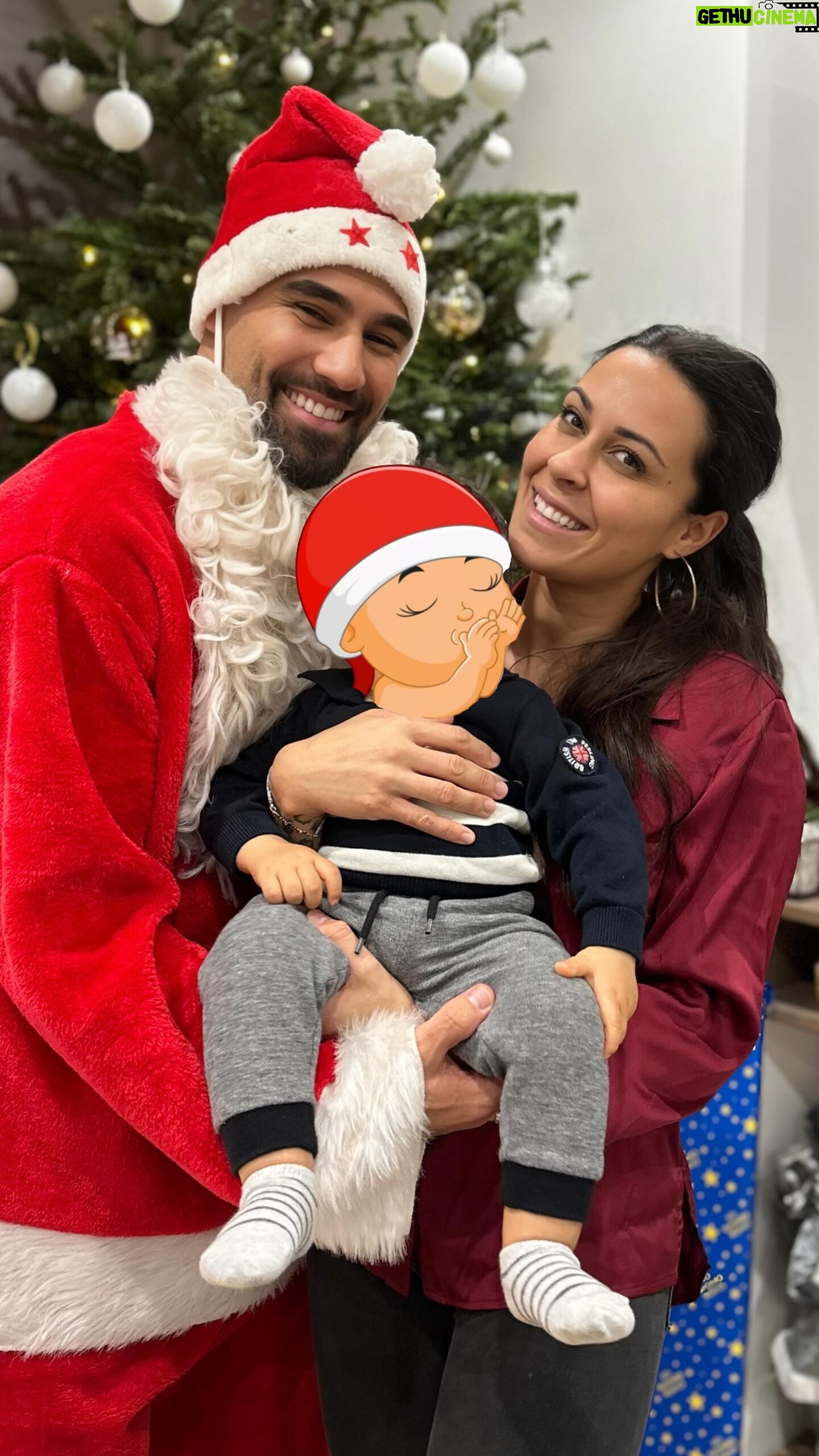 Jonathan Matijas - 14.1K Likes - Loüka rencontre Papa Noël 🎅
Chaque foyer son papa Noël, il est trop jeune pour comprendre mais notre fils vient de vivre la magie de Noël en famille et a rencontré son papa Noël à lui ❤️
On espère que vous avez tous passé un Noël magique !
Grosse pensée à tous les enfants du monde qui vivent des moments difficiles 🙏🏻
#noel2023 #papanoel #christmas2023