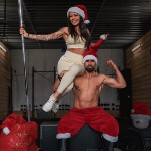 Jonathan Matijas Instagram - À toutes celles et ceux qui sont seuls pour Noël
..on pense à vous !

C’est aussi ça la magie des réseaux sociaux, nous rapprocher et nous empêcher d’être complètement seuls alors même si c’est pas grand chose sachez que vous êtes dans nos pensées et qu’on vous souhaite chaleureusement un joyeux réveillon 🙏🏻

Beaucoup nous disent « noël c’est plus pareil », ou que plus les années passent « moins nous sommes nombreux ».. 😞

On laisse tomber toute pensée négative le temps un instant, on a envie de se laisser emporter par un peu de magie !

Bonne soirée aussi magique que possible à tous les soldats 💫

PS : faire ce post fut tres périlleux 😂 —> photo numéro 2 🤪

#noël #noel2023 #couplelove #couplesphotography #coupleshot #workouttime