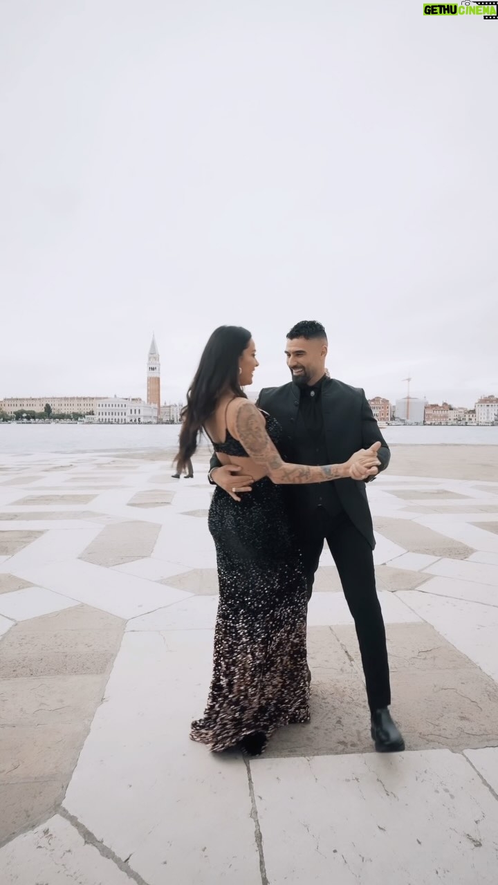 Jonathan Matijas - 13.8K Likes - GAGNE TON VOYAGE DE RÊVE POUR 2 !! 🎭
On n’imaginait pas meilleur cadeau pour la St-Valentin que celui d’aller à Venise, la ville la plus romantique du monde ! 😍
Venise c’était LE voyage de nos rêves qu’on a pu réaliser il y a quelques semaines avec ma femme, alors on a décidé qu’on allait aussi VOUS en faire profiter !!
Pour vous remercier de votre soutien incroyable, on offre la possibilité de gagner un voyage d’une valeur de 1000€ 💶 à Venise avec la personne de votre choix !
Pour y participer c’est très simple :
🎭 Etre abonné à @fitness_camp_officiel
🎭 Identifie en commentaire ton partenaire de voyage
Tirage au sort le mercredi 21 février 2024 !
Descriptif du lot :
• 2 vols A/R Paris - Venise
• Séjour 3 jours / 2 nuits hôtel 4*, pension complète
• Activités : promenade en gondole dans les canaux de Venise, un restaurant italien gastronomique, une entrée dans un bal masqué typique de Venise (*sous réserve de conditions météorologiques et disponibilités)
• Valeur total du lot : 1000€
Bonne chance à tous ! 😍
Lien vers le règlement du jeu concours ici : https://fitnesscamp.fr/pages/reglement-concours-voyage-a-venise
#concours #jeuconcours #venise #giveaway #travelgiveaway