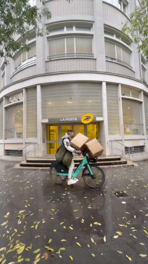 Jonathan Matijas Instagram - Je LIVRE 🚚

On est très fiers de ce qu’on a créé avec nos associés !
Imaginer et fonder une entreprise ce n’est qu’un début, mais se faire inonder par vos retours positifs c’est la récompense 🥇

Après des milliers d’heures de travail au bureau ou sur le terrain, ce n’est pas la pluie qui m’effraie, pas assez pour m’assurer que vous receviez vos Colis à temps 📦😅

On vous annonce malheureusement que VICTIMES DE LEUR SUCCÈS, les bandes @fitness_camp_officiel ne sont plus dispos, mais on a une idée pour se faire pardonner : RDV dans notre story les coupains ✌🏻

#fitnesscamp #sport #colis #publicite #livraison #entreprise
