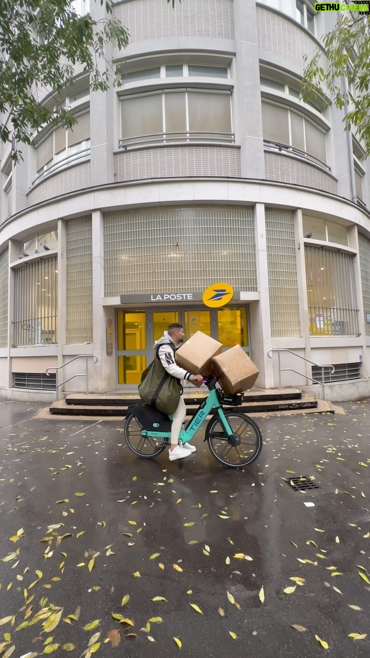 Jonathan Matijas - 11.7K Likes - Je LIVRE 🚚
On est très fiers de ce qu’on a créé avec nos associés !
Imaginer et fonder une entreprise ce n’est qu’un début, mais se faire inonder par vos retours positifs c’est la récompense 🥇
Après des milliers d’heures de travail au bureau ou sur le terrain, ce n’est pas la pluie qui m’effraie, pas assez pour m’assurer que vous receviez vos Colis à temps 📦😅
On vous annonce malheureusement que VICTIMES DE LEUR SUCCÈS, les bandes @fitness_camp_officiel ne sont plus dispos, mais on a une idée pour se faire pardonner : RDV dans notre story les coupains ✌🏻
#fitnesscamp #sport #colis #publicite #livraison #entreprise