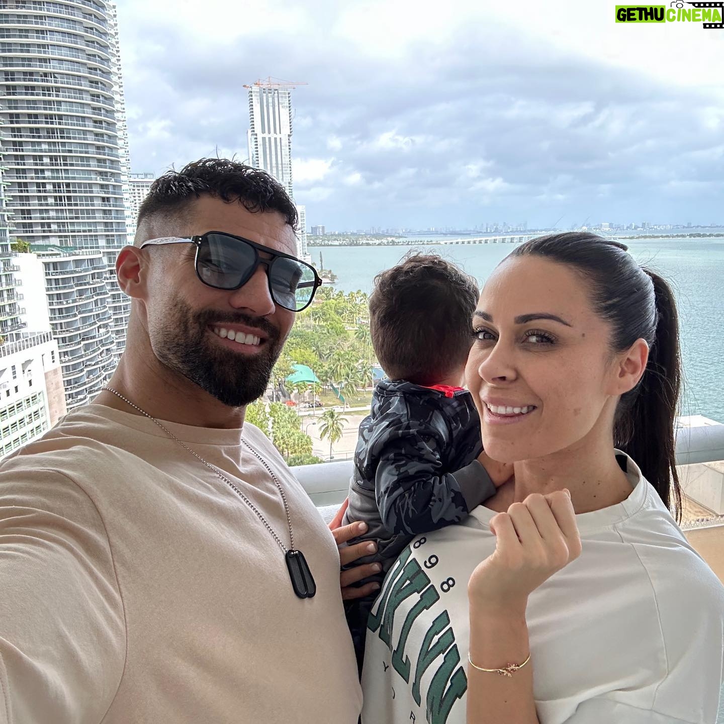Jonathan Matijas - 36.2K Likes - Nouveau vlog dispo sur notre chaîne YouTube 🎬
On est de retour 😌😍
On vous raconte notre 1ere semaine de vacances à Miami ☀️
Vacances, long voyage avec Loüka, retrouvailles 🐶 ça ne s’est pas passé comme prévu 😞🙏🏼
Découverte de miami pour mon namour, Laetitia et Loüka.
Le lien est dans notre bio et nos stories ☺️
Une grosse pensée à Oreo 💔🙏🏼