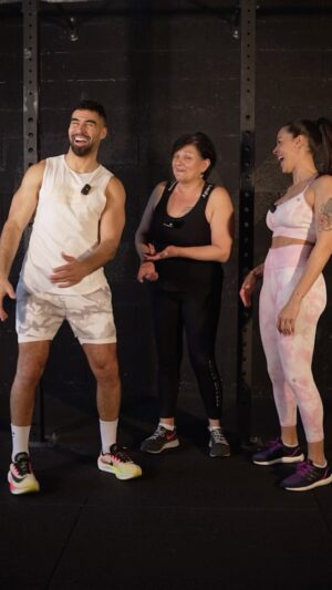 Jonathan Matijas Instagram - Bonne fête à toutes les mamies 🥳

Pour l’occasion on a défié la mamie de notre fils d’amour.. ma maman, et c’est très marrant 😅

Je trouve qu’elle assure quand même.. et vous !?
Tague @ la mamie qui doit refaire les mêmes exos 👊🏻

Pour ce mois spécial de MARS, avec @fitness_camp_officiel on a décidé de dédier nos actions aux FEMMES 🙏🏼

Malheureusement encore aujourd’hui certaines femmes sont victimes de violence mais heureusement il existe des associations qui leur viennent en aide.
À notre petite échelle on souhaite aider aussi, voilà pourquoi durant tout le mois de Mars, chaque commande passée sur notre site www.fitnesscamp.fr pour l’un de nos programmes sportifs ou de nutrition, représentera 1 nuit d’urgence offerte à une femme victime de violence et à ses enfants 🙏🏼

Cette action est possible grâce à la @fondationdesfemmes qui mène de nombreuses actions pour soutenir les femmes 💜

On est heureux de vous impliquer dans cette aide afin que, nous rejoindre ne soit pas seulement l’occasion de vous aider vous-même mais également d’aider une autre femme ❤️

#fête #mamie #mamy #grandma #grandmother #sport #workout #publicite #fondation #association #aide