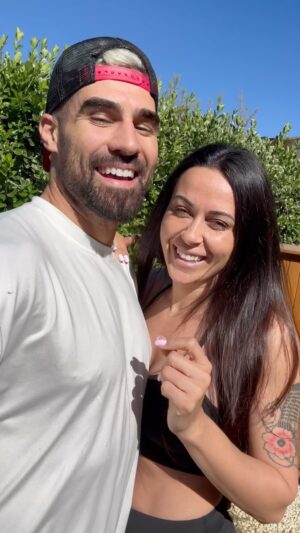 Jonathan Matijas Instagram - On lance notre marque de vêtements de sport ! 😍

On est suuuper excités de créer cette future marque ENSEMBLE alors abonne-toi à @ta_future_marque pour suivre l’aventure 🤩

#lancement #sportswear #vetementdesport #marquedesport #tafuturemarque #fitnesscamp #shannakress #jonathanmatijas #fitness #outfit #creation #ensemble