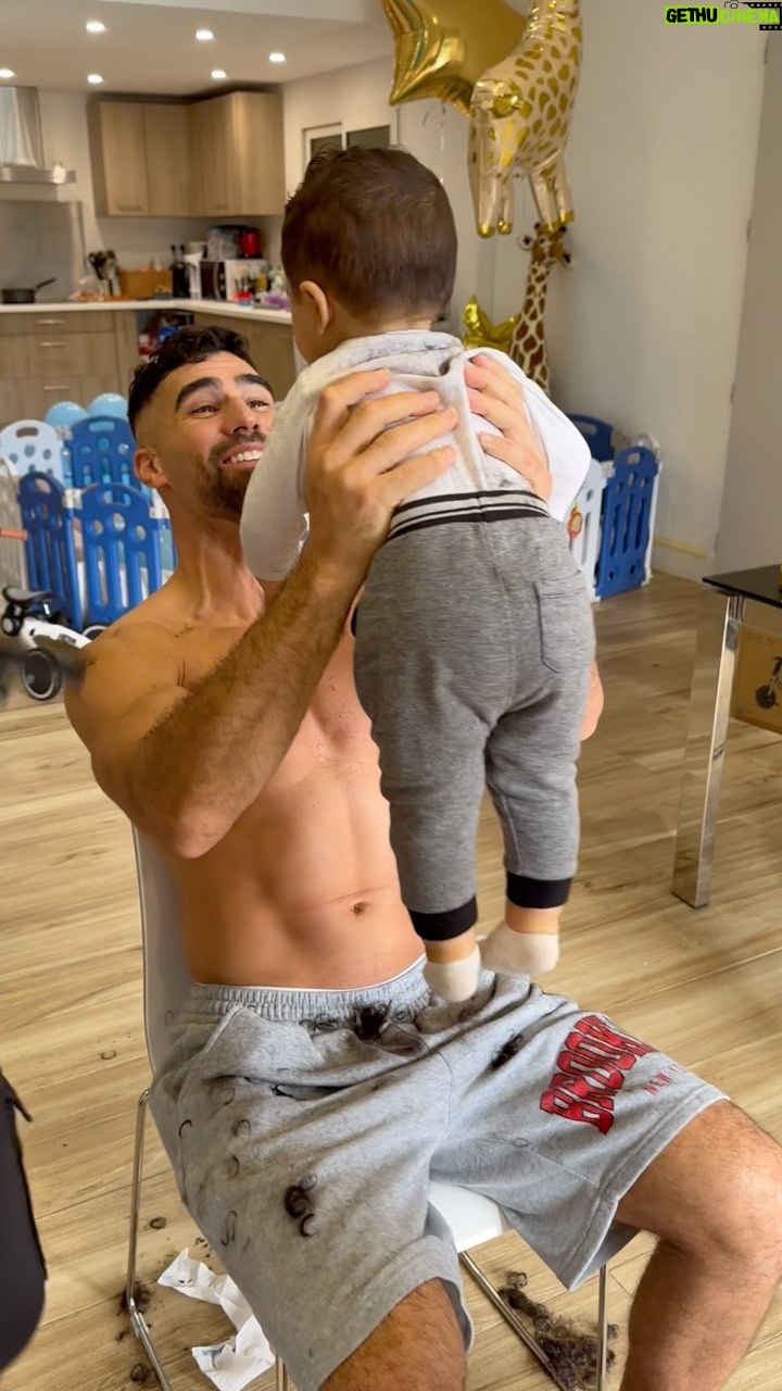 Jonathan Matijas - 97K Likes - 1 an = NOUVELLE COUPE 💇♂️
Mon amour voulait lui couper les cheveux depuis des mois, j’ai tenu en lui promettant que je céderai pour son anniv’ 😂
J’ai hâte de voir comment ses cheveux vont repousser, vont-ils reboucler ou pas ?!
Quelque soit la coupe il est magnifique grâce à Dieu 🙏🏻
#babyhair #babyhaircut #bebé