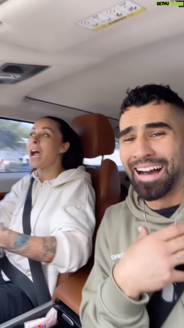 Jonathan Matijas - 40.3K Likes - Chérie j’ai 4 frères 😭
Alors d’après vous c’est quoi la bonne réponse ?
La légende dit que mon amour cherche encore 😂
#enigme #blague #couplehumor #humourfrançais #devinette #blaguedrole