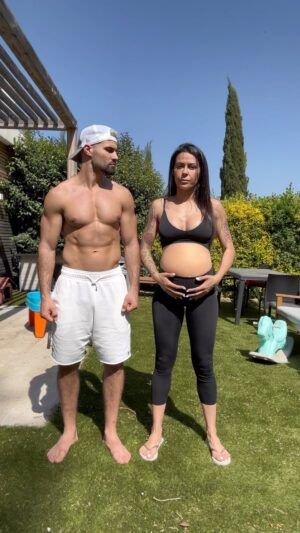 Jonathan Matijas Instagram - Pour fêter les 1 an de mon ebook POST PARTUM j’ai décidé de vous l’offrir une nouvelle fois : RDV dimanche 🥳

👉 Quand j’ai accouché j’ai découvert que « se pisser dessus » était normal 😅…mais pas définitif ! 

J’ai fait ma rééducation du périnée, et depuis j’ai repris le sport et tout va bien ! 💪

📖 Dans ce cadeau vous découvrirez mon histoire et aussi tous les conseils que j’ai reçus de ma sage-femme !
En espérant que ça vous serve à vous qui êtes enceintes, mamans ou à toutes celles qui veulent en savoir plus sur ce que nous sommes et ce que l’on peut vivre en tant que femme 😉

PS : pour ceux qui ont un doute, non je ne suis pas enceinte 😉

#challenge #challengedanse #trend #enceinte #sport #fitness #fitnessmotivation #fitnesscamp #mumlife #fitmum #mamansportive #mamanactive❤️ #femmesportive #humour #funvideo