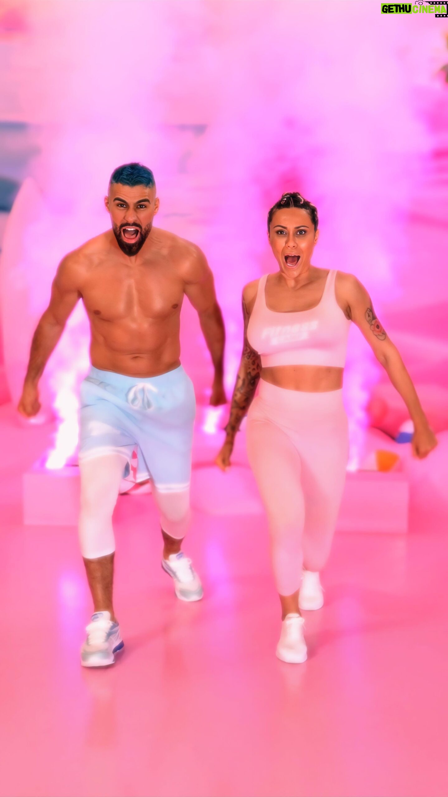 Jonathan Matijas - 12K Likes - TA nouvelle mission SUMMER BARBY est enfin dispo 🔥
⏰ Il est l’heure de préparer ton Summer body grâce à notre tout nouveau programme de 30 jours spécial PERTE DE POIDS et ventre plat accessible à TOUTES et à TOUS !
PROFITE DE L’OFFRE DE LANCEMENT : DU JAMAIS VU !
🚀-30% pendant quelques jours seulement sur notre pack SPORT NUTRITION 🚀
RDV sur www.fitnesscamp.fr pour découvrir ton nouveau challenge 💖💙
Alors Soldat, tu attends quoi ?
Pose-nous tes questions et donne-nous tes objectifs en commentaire 👇
#programmedesport #summerbody #fitnesscamp #lancement #pertedepoids #ventreplat #summerbodygoals #summerbody2024 #Sportdebutant #summerbarby #fitness #sport #hiit