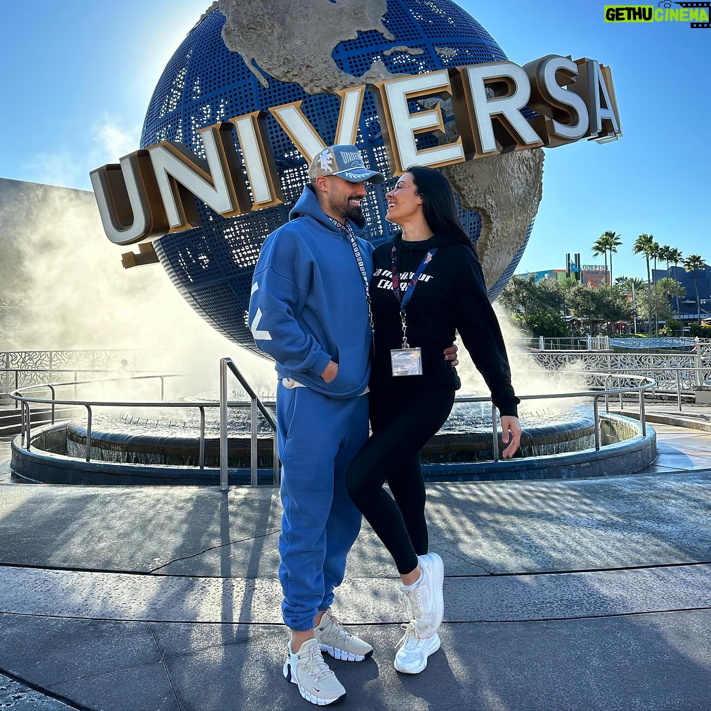 Jonathan Matijas - 16.3K Likes - Notre voyage en FLORIDE ✈️
Retour en images sur notre nouveau vlog dispo dès maintenant sur notre chaîne YouTube « Un mec, Une meuf » (lien dans la bio)
Quelle est votre photo préférée ? 📸
1: devant la mythique entrée de @universalorlando ! Un lieu magique qu’on a surkiffé 🤩
2: pour la première fois j’ai été dans un stand de tir et du coup je peux affirmer que les acteurs dans les films qui tiennent des mitraillettes à une main sont des mythos 🔫
3: match de @nba une des plus folles expériences de ma vie ! Même si les @miamiheat ont perdu c’était fantastique 🏀
4: 0n est loin d’être des pros mais très très bonne
rigolade à @miamitopgolf ⛳️
5: à chaque étape notre fils a adoré ! Il s’émerveille de tout et en particulier à @universalorlando 🤩
6: cette vue atypique de Miami nous faisait voyager à chaque fois qu’on y posait les yeux depuis notre terrasse 🌇
Je vous souhaite de voyager les amis, le monde est vaste et regorge de découvertes époustouflantes !
#miami #heat #topgolf #orlando #universalstudios
#universalorlando #vlog #unmecunemeuf #tir #shoot #usa #floride