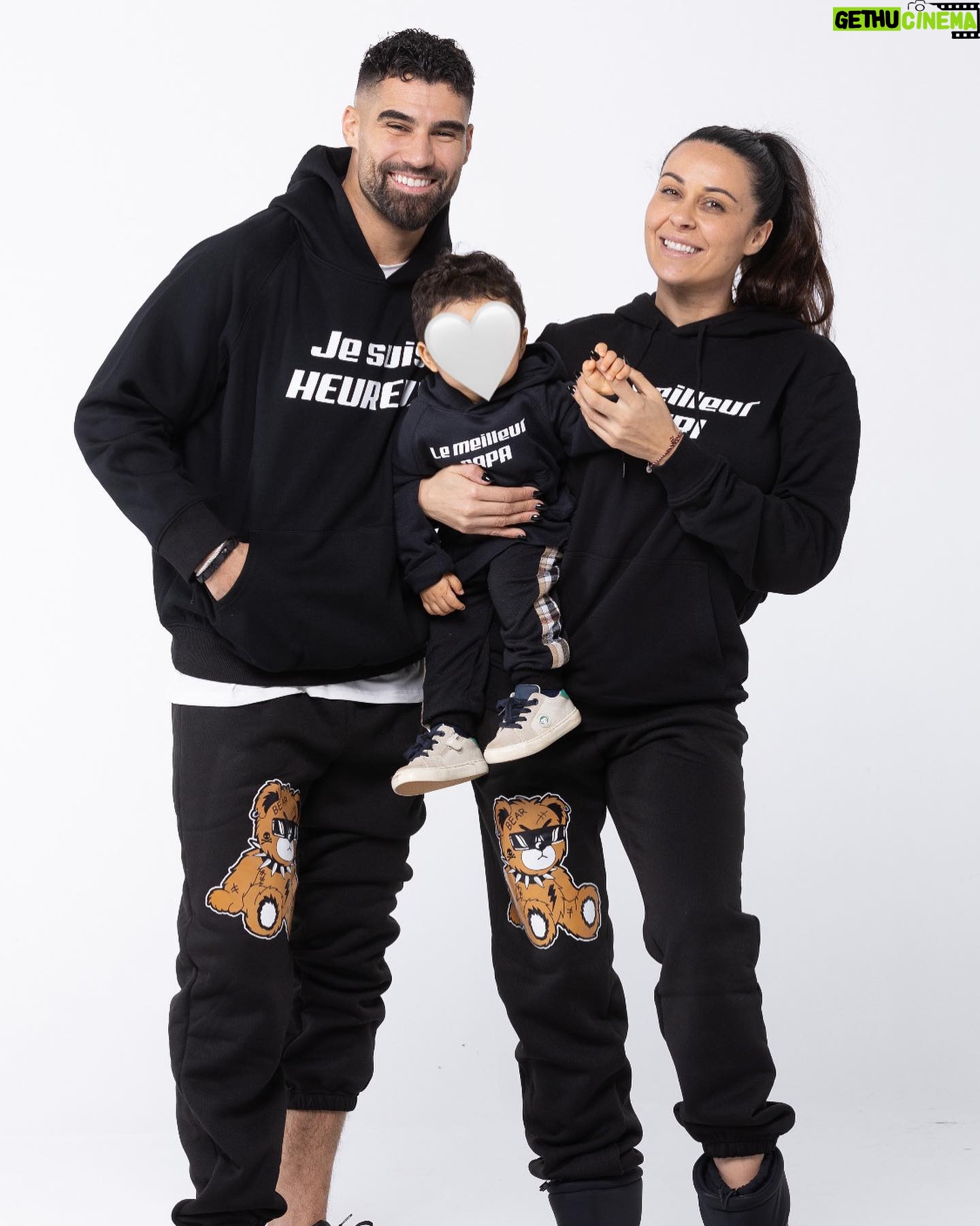 Jonathan Matijas - 57K Likes - Tellement fière de notre famille
On a fait ce shooting le jour de l’anniversaire de mon namour le 6 janvier de cette année ♥️
#bonheur #love #amour #shootingphotos #famille