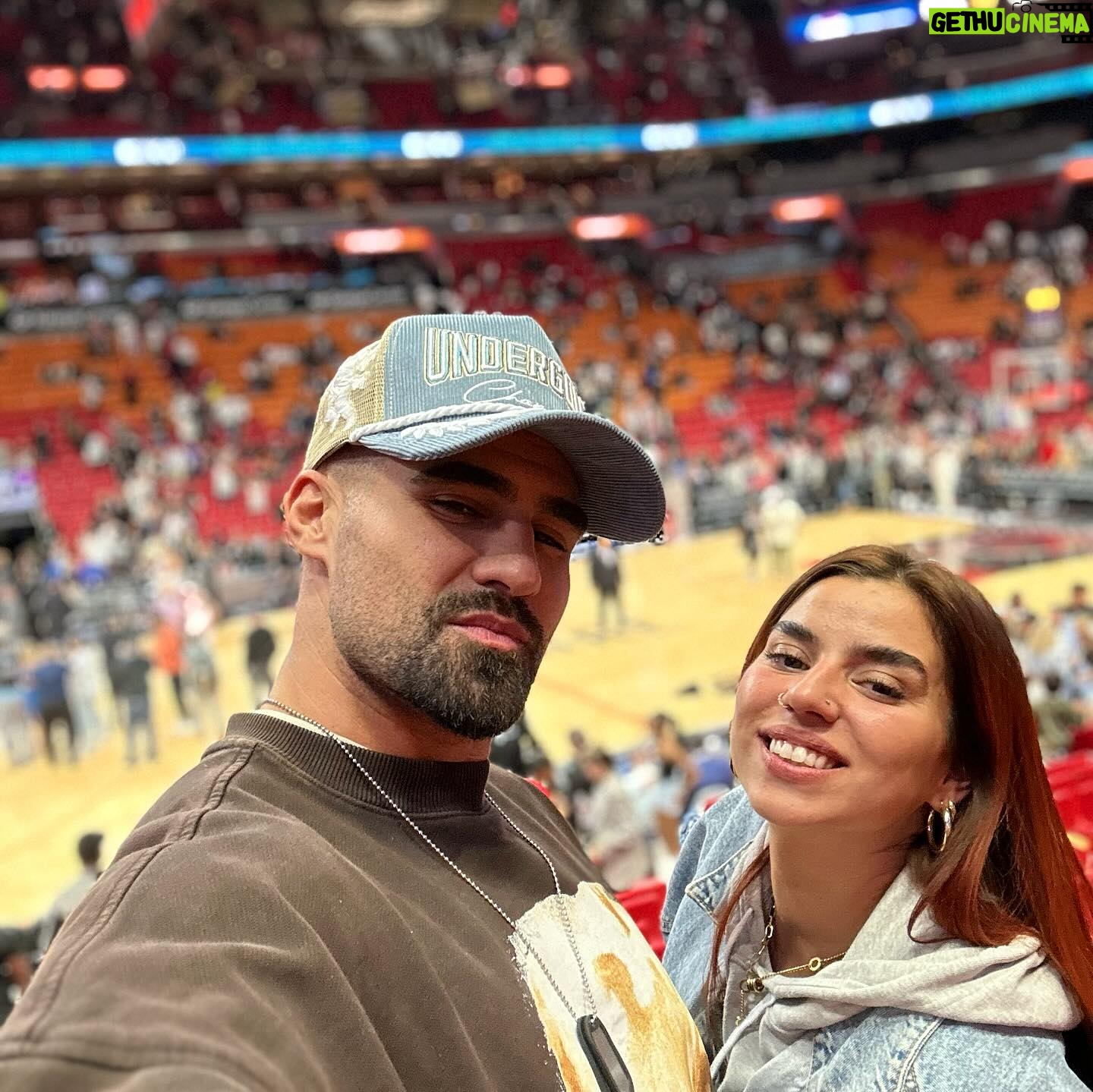 Jonathan Matijas - 16.3K Likes - Notre voyage en FLORIDE ✈️
Retour en images sur notre nouveau vlog dispo dès maintenant sur notre chaîne YouTube « Un mec, Une meuf » (lien dans la bio)
Quelle est votre photo préférée ? 📸
1: devant la mythique entrée de @universalorlando ! Un lieu magique qu’on a surkiffé 🤩
2: pour la première fois j’ai été dans un stand de tir et du coup je peux affirmer que les acteurs dans les films qui tiennent des mitraillettes à une main sont des mythos 🔫
3: match de @nba une des plus folles expériences de ma vie ! Même si les @miamiheat ont perdu c’était fantastique 🏀
4: 0n est loin d’être des pros mais très très bonne
rigolade à @miamitopgolf ⛳️
5: à chaque étape notre fils a adoré ! Il s’émerveille de tout et en particulier à @universalorlando 🤩
6: cette vue atypique de Miami nous faisait voyager à chaque fois qu’on y posait les yeux depuis notre terrasse 🌇
Je vous souhaite de voyager les amis, le monde est vaste et regorge de découvertes époustouflantes !
#miami #heat #topgolf #orlando #universalstudios
#universalorlando #vlog #unmecunemeuf #tir #shoot #usa #floride