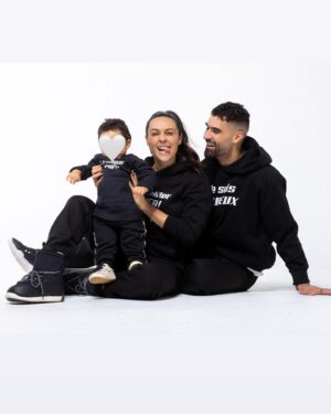 Jonathan Matijas Instagram - Tellement fière de notre famille
On a fait ce shooting le jour de l’anniversaire de mon namour le 6 janvier de cette année ♥️

#bonheur #love #amour #shootingphotos #famille