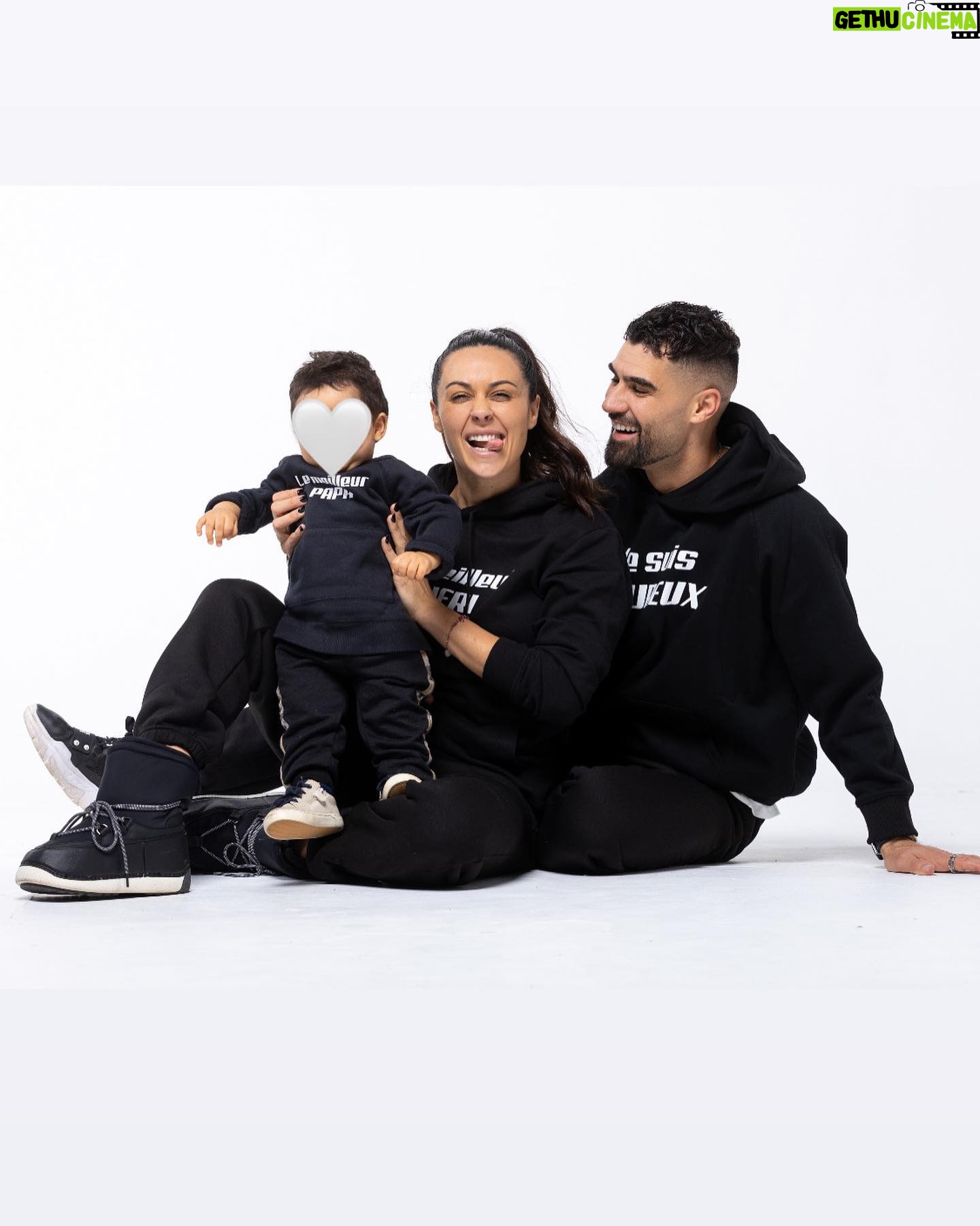 Jonathan Matijas - 57K Likes - Tellement fière de notre famille
On a fait ce shooting le jour de l’anniversaire de mon namour le 6 janvier de cette année ♥️
#bonheur #love #amour #shootingphotos #famille