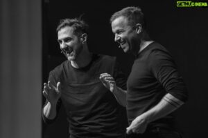 Jonny Fischer Instagram - Nach 60 Shows jetzt die erst Pause!! Danke allne wo cho sind!!! Danke mim liebe Fründ @manu_burkart_77 , merci @keepcoolproduktion @plan_b_entertainment @bbmproductionsag @schaible.didi @tobsen.dgn @silvio_kunze @samy.delux64 @kateriin_e @schweig_air @_bastianschweiger @rene_tanner_festhalter @edgar_lehmann …. Freued üs scho uf d Summershows und uf d Herbst-/Früeligstour 2024/25…
Weles isch dini Lieblingsnummere ide aktuelle Show? #bucketlist #comedy #stage #lovemyjob #passion #swiss