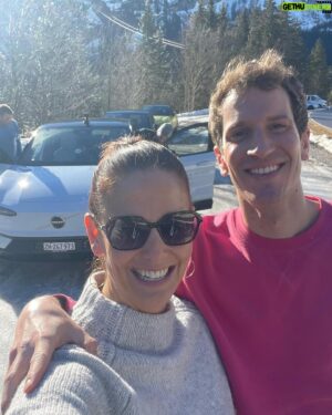 Jonny Fischer Instagram - Es hammer Weekend in Gstaad mit @volvocarch  und üsne Liebste!!! Danke für alles🙏🏼🙏🏼🙏🏼 @michi_eats_out @cabaretdivertimento @michele_burkart @manu_burkart_77 #winterdrive #teamevent #weiterbildung #gstaad #volvo