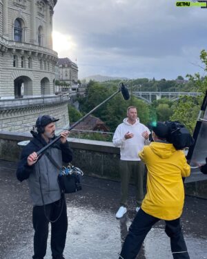 Jonny Fischer Instagram - Game of Switzerland Sendig 5 isch abdreht…🎥☝🏽😍 Au das Mal wirds en wildi Sach mit hammer Spiel und tolle Teams… Gad iischriibe: Sa. 21. Oktober SRF1, 20.10 @srfschweizerradioundfernsehen @srgdeutschschweiz @reneschoenenberger @impuls.event @davidandkitt @schweig_air @johnallenag @makeupdanybaia @rob_holub @martha_mavo @sherilleemann @chamermache @_bambam_80 @michael.aufdermaur.director @chris_hanselmann @jeanura @shaellibe @keepcoolproduktion und vili meh….#tvshow #srfgameofswitzerland #verfolgungsjagd #nervenkitzel #comingsoon