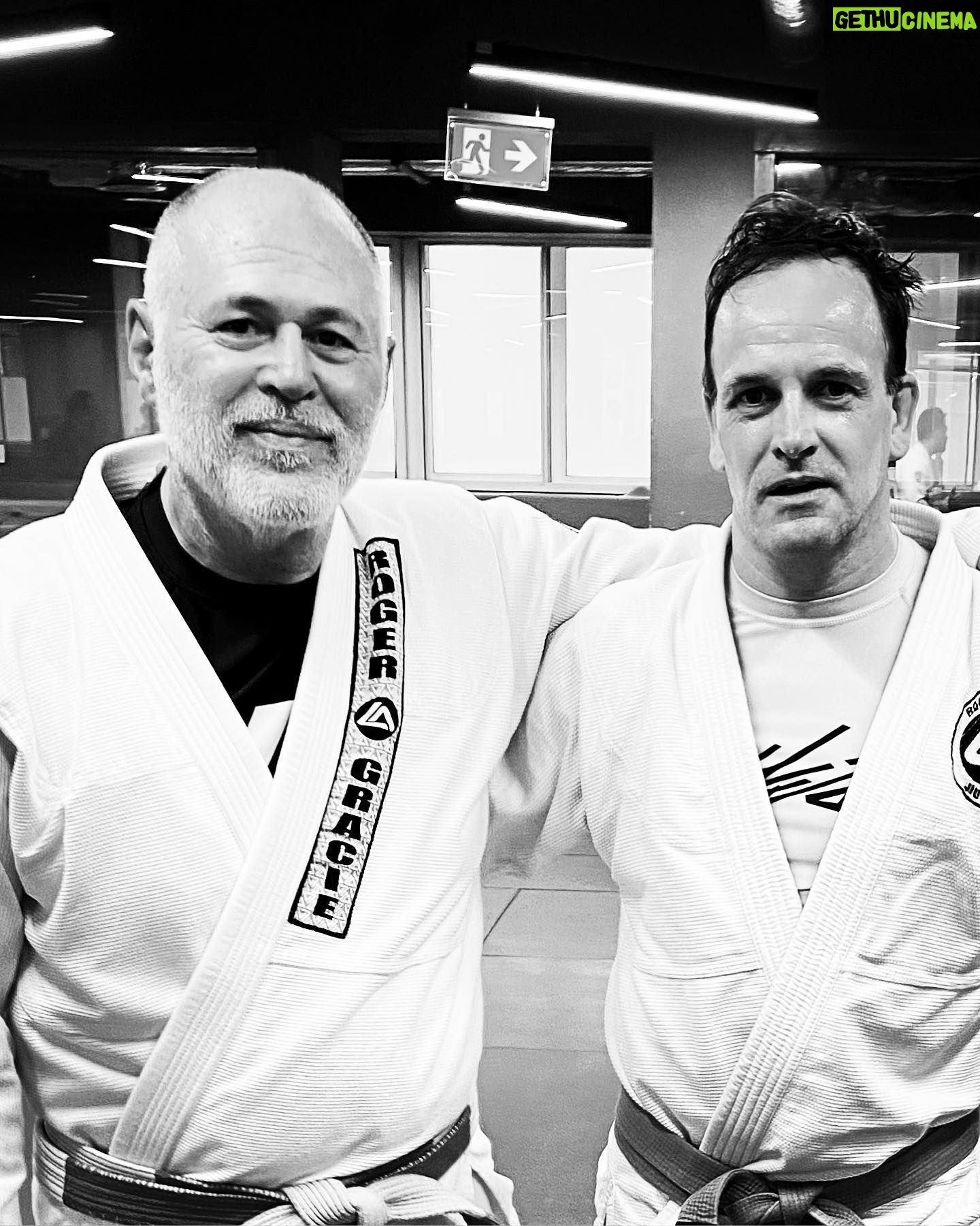 Jonny Lee Miller - 10.5K Likes - Sad to be leaving the awesome people at @rogergracieacademy as I head home. Friendly place, world class instruction, with actual jiu jitsu legends walking the halls. Aside from that, walking into a martial arts gym is a wonderful way to connect to a place/city in ways you never imagined.
Oss. 👊🙏