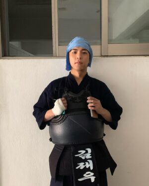 Joo Jong-hyuk Instagram - 영화 ‘만분의일초’
부천판타스틱영화제 
#작품상 #왓챠상 !!!!!!🤘