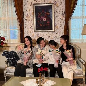 Joo Ye-rim Instagram - 사계절을 함께한 매난국죽🌸

따뜻한 현장에서 최고의 배우님들과 함께할수있어서 정말 감사했습니다 

더운날 추운날 스텝분들 배우님들 모두 
너무너무 고생많으셨습니다🩷
안녕 #구미호뎐1938