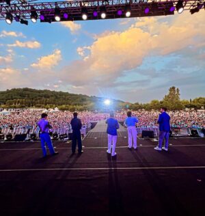 Joon Park Instagram - 요오우~ 파란하늘같은 하늘색 꼬맹쓰들 모두들 주말쓰에어든기운으로 새로운한주 쮸우욱 안전하구 활기차개 하느님의축복으로 레쓰기릿~ 빼애앰!!!
Yo~  to ALL of our Sky Blue Family~ With the Fresh Recharge we all got over the weekend Hava Fun Safe and AWESOME New Week with all of God's Blessings! BBBAAAMMM!!!
#지오디 #fangod #박준형 #윤계상 #안데니 #손호영 #김테우 #g5d #JoonPark #ParkJoonHyung #YoonKyesang #AhnDanny #SonHoyoung #KimTaeWoo #megafieldmusicfestival #KoreanKpopFestival #KpopFestival #지오디팬쥐쓰가족모임쓰 #Koreanidols #KpopIdols #지오디콘서트 #다들주말에고생어엄청만았어우리한태긍정적인좋운기운을항많이줘서고마워너무즐거웟다그니깐8월쯤서붓터또다시무대에서더많이볼테니몸조리들잘해야돼그래야또다시빡쒸개달리지몬쥐알쥐다들파이팅쓰 #다들안전하구즐건한쥬쓰 #WeWillSeeYouAGAINSOONsoEVERYONEstaySAFEandHealthyWithTheLordsBlessings #GodBless #Koreanboy #band #SeoulKorea #Kpop