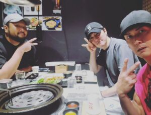 Joon Park Instagram - 요오우~ 연습이랑녹음쓰끝나구 덴지랑닭띠쓰부라덜쓰 맛있는 닭먹구 마무뤼쓰! 다들안전하구 즐건 Friday Night되길쓰~ 빼애앰!!!
Yo~ After a long day of Rehearsing and recording finishing off the day with a tasty Chicken dinner~ Everyone hava Safe and Fun Friday Night~ BBBAAAMMM!!!
#지오디 #fangod #박준형 #윤계상 #안데니 #손호영 #김태우 #g5d #JoonPark #ParkJoonHyung #YoonKyesang #AhnDanny #SonHoyoung #KimTaeWoo #지오디콘서트 #콘서트준비 #godConcert #KpopConcert #손호쓰랑윤계쓰는스캐쥴쓰땜쉬리우리끼리손사장쓰읎는식당와서먹어쓰^^ #다들안전하구즐건주말쓰 #Seoul #Korea #Koreanboy #band #SeoulKorea #Kpop